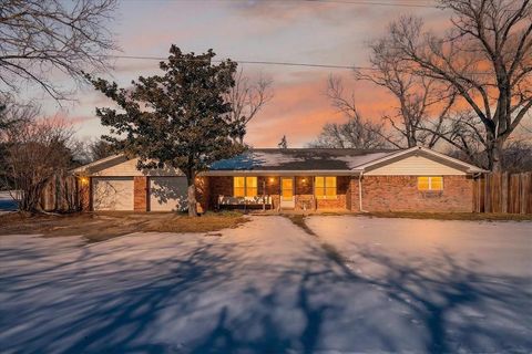 Photo of 702 El Camino Real, Chico, TX 76431 (MLS # 21168505)