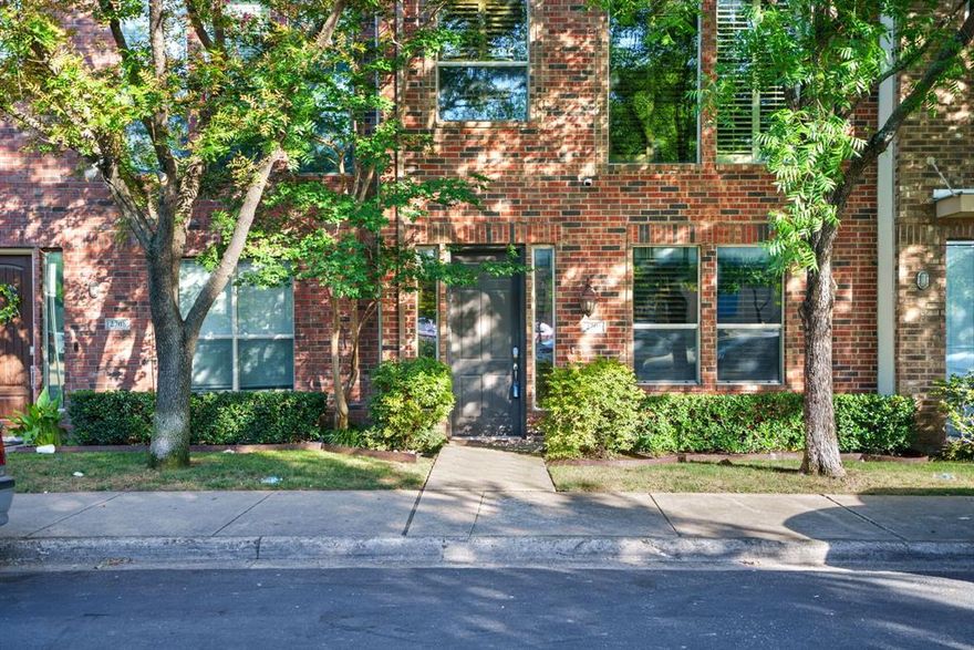 Gorgeous Townhome with Downtown Skyline views from the rooftop deck. Hardwood floors throughout, 10 ft Ceilings. Plantation shutters. Open Kitchen with Granite, Stainless Steel appliances including Jenn Air Duel Fuel Range, Dishwasher, Frig and Microwave. Private Master Retreat on top floor with study. Custom Crown Moldings and Trim. Large Master Bath with Large walk-in closet and Jetted tub. New carpet on stairs and in Master closet. Surround Sound and Smart Home Security Integration. Prime Location near Baylor, Downtown, Arts District, and Uptown.