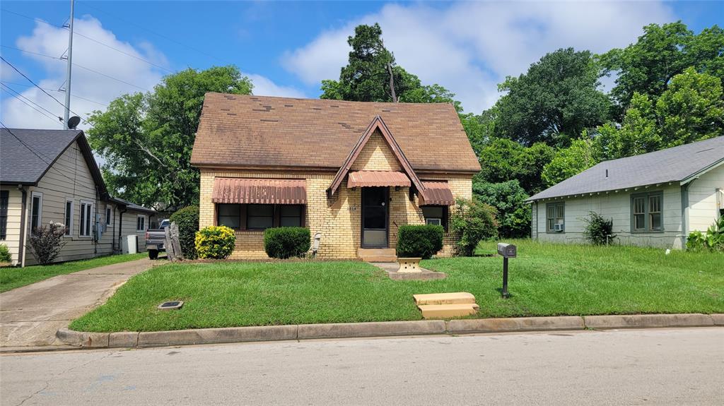 1016 N Confederate Avenue