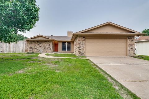 Single Family Residence in Carrollton TX 2101 Via Estrada.jpg