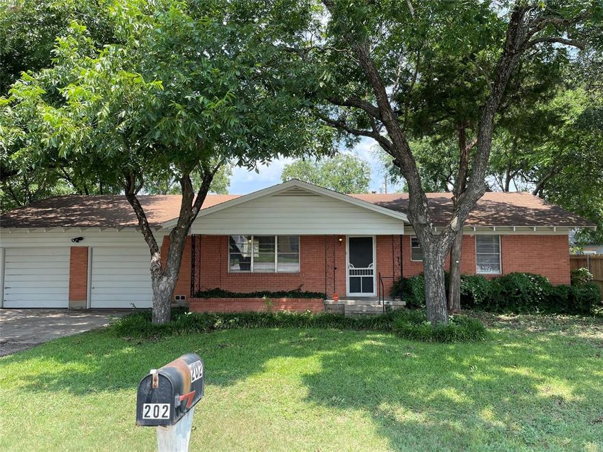 Very cute 2 bedroom 1 bath with large yard. Close to downtown Midlothian and all the restaurants. 
Large living room for entertaining. 
Apply online