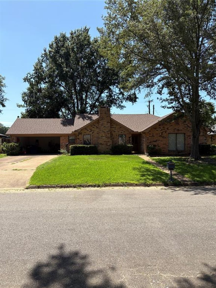 Back on the market due to no fault of their own. Huge price improvement, seller says to get it sold!!!! This charming 2-bedroom, 2-bathroom home is the perfect opportunity for those looking to downsize or for first-time homebuyers seeking their dream space. Impeccably maintained, this property boasts a stunning kitchen that will inspire any culinary enthusiast. The soaring ceilings in the main living area create a spacious and tranquil ambiance, ideal for relaxation and entertaining. Nestled in a well-maintained and peaceful neighborhood, this home offers both comfort and a sense of community. Don't miss your chance to make this inviting residence your own!