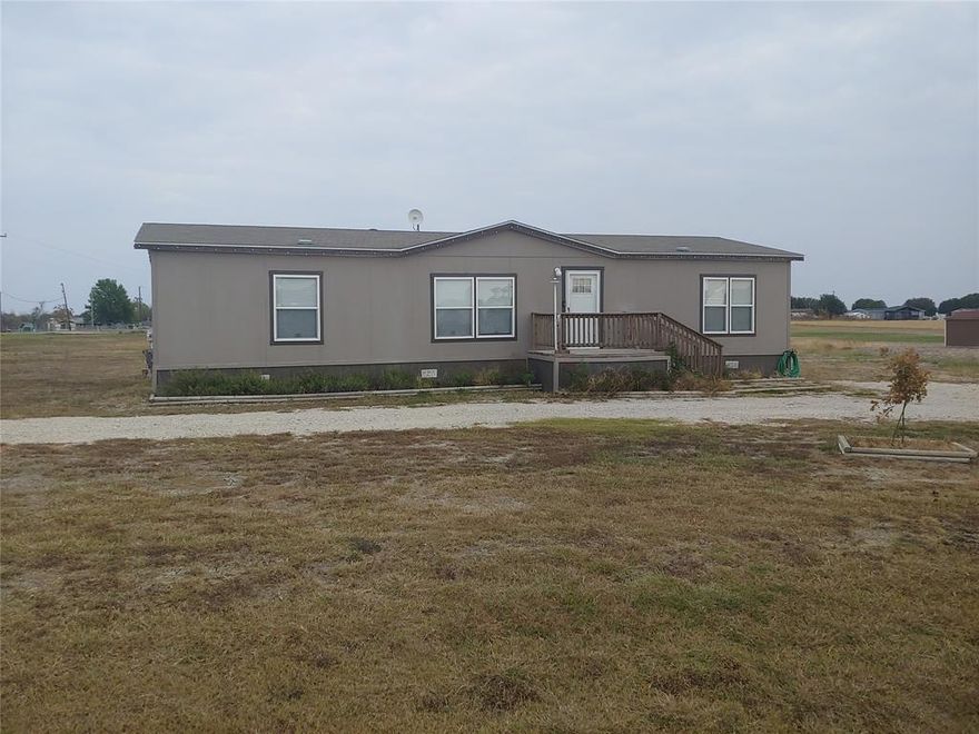 Great Country Living at its finest - Spacious 1.01 Acres  with Circle Drive in quiet Ferris Ranch Subdivision.  Great community in an Awesome Location.   Easy access off FM660 to I-45.  Open floor plan with Island Kitchen. Split Plan with large Master Bedroom.  Master Bath has a separate shower, Garden Tub and Double Sinks.  All bedrooms have spacious walk-in closets.  Oversized Utility Room.  

Please measure -  room  sizes are approximate.