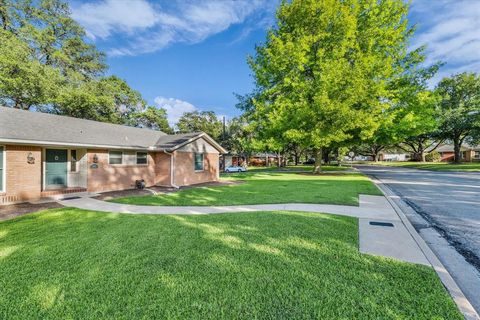 Photo of 2601 Glendale Drive, Waco, TX 76710 (MLS # 21307419)