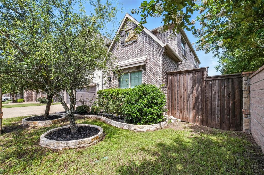 1527 Trowbridge Circle