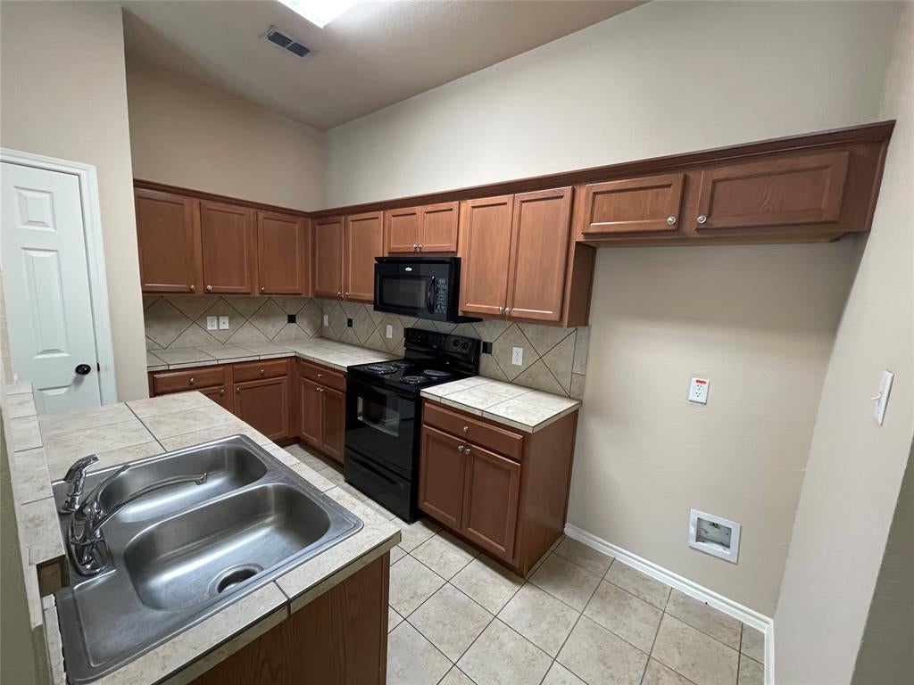 Photo of 1426 Ravenwood Drive, Mansfield, TX 76063 (MLS # 21374994)