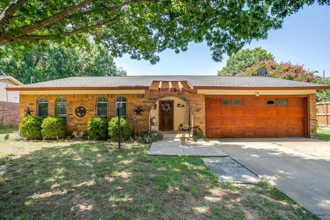 Photo of 731 NW Wood Street, Burleson, TX 76028 (MLS # 21350851)