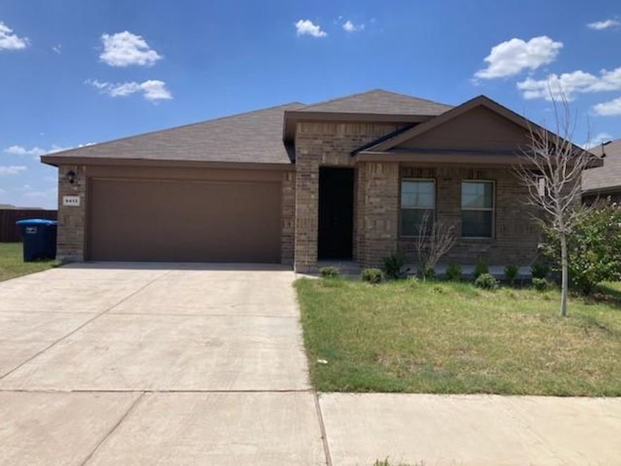 A great place to call home. A beautiful home with an extra side yard. A greenbelt next to the home for your convenience, no neighbors on the left
side of the home.