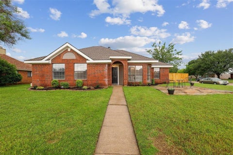 Photo of 400 Azalea Drive, Allen, TX 75002 (MLS # 21391192)