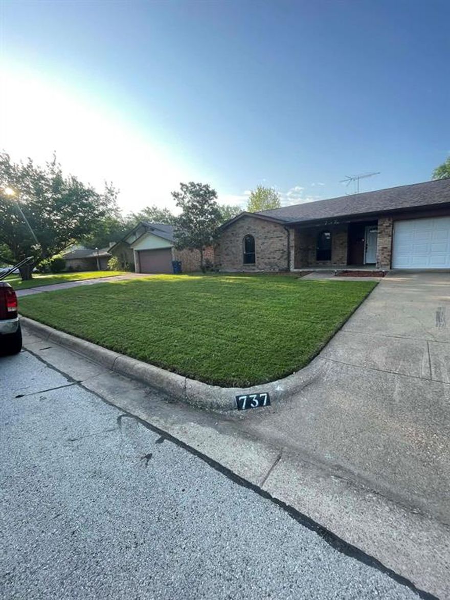 Don’t miss out—schedule your showing today!
seller motivated

THIS PROPERTY OFFER A 2ND PRIMARY ROOM WITH STAND-UP
SHOWER ONLY AND FULL RESTROOM
PRIMARY ROOM OFFER STAND UP SHOWER ONLY WITH JET SPRAY
SHOWER RECENTLY REMODELED
COVEER PATIO
FIREPLACE IN THE LIVING ROOM
WASHER AND DYER STAYS WITH PROPERT
