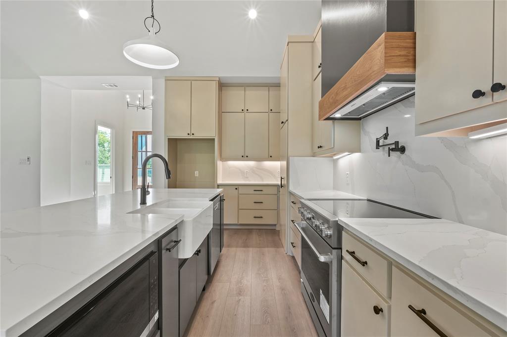 Chanteuse Manor - Residential