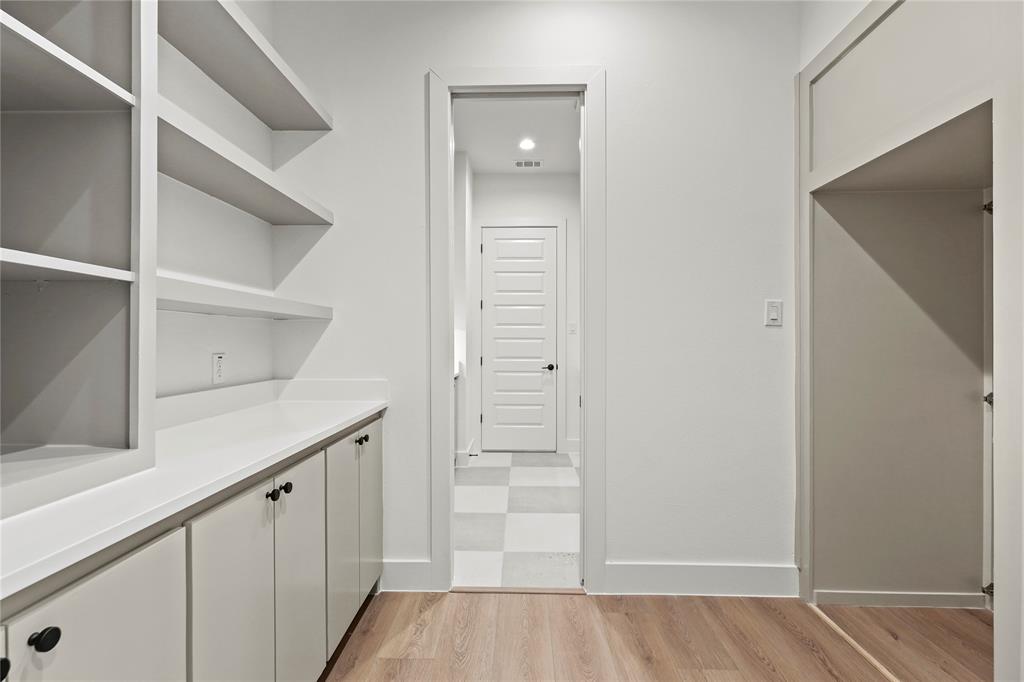 Chanteuse Manor - Residential