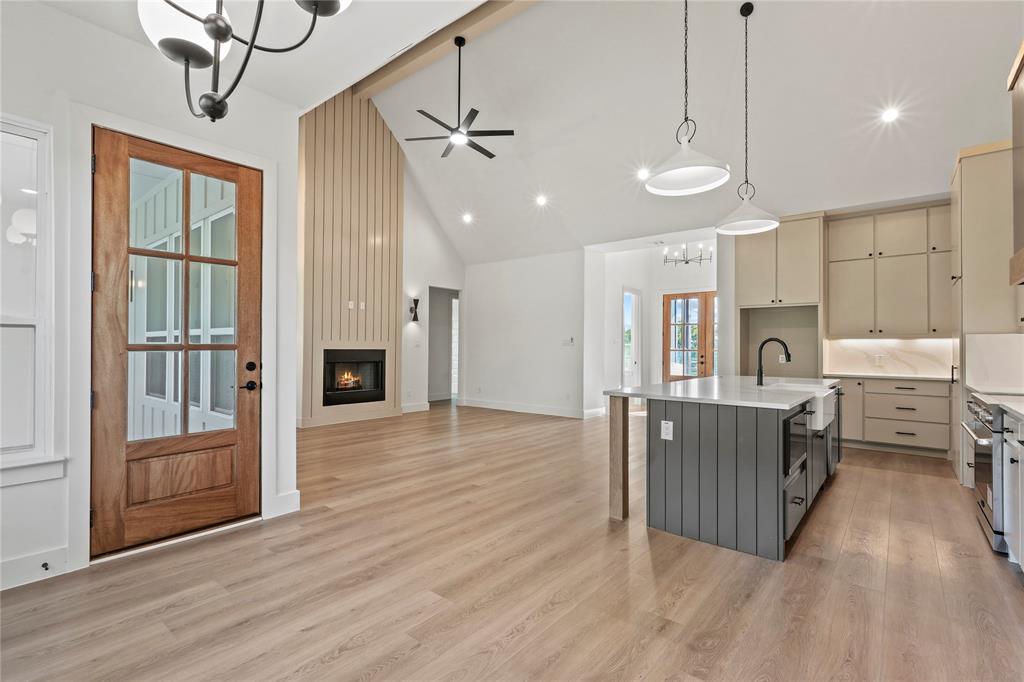 Chanteuse Manor - Residential