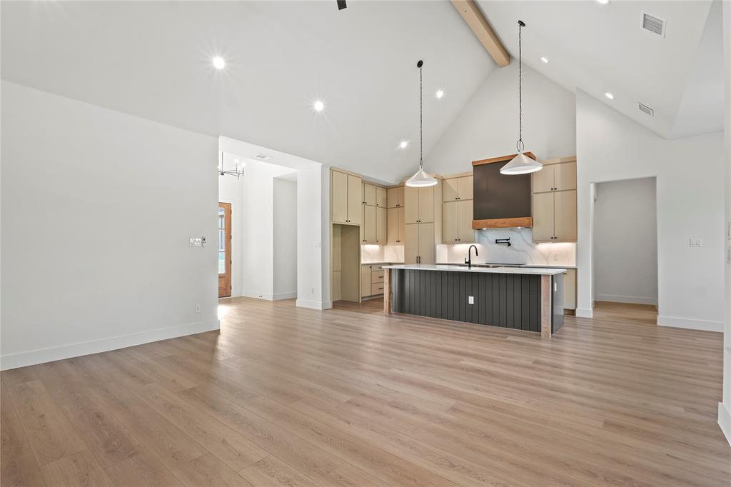 Chanteuse Manor - Residential