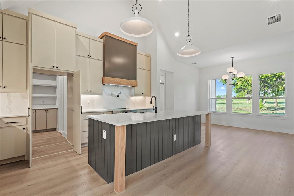 Chanteuse Manor - Residential