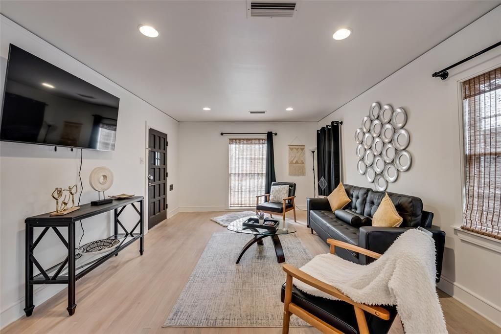 Photo of 2707 Burlington Boulevard, Dallas, TX 75211 (MLS # 21182975)