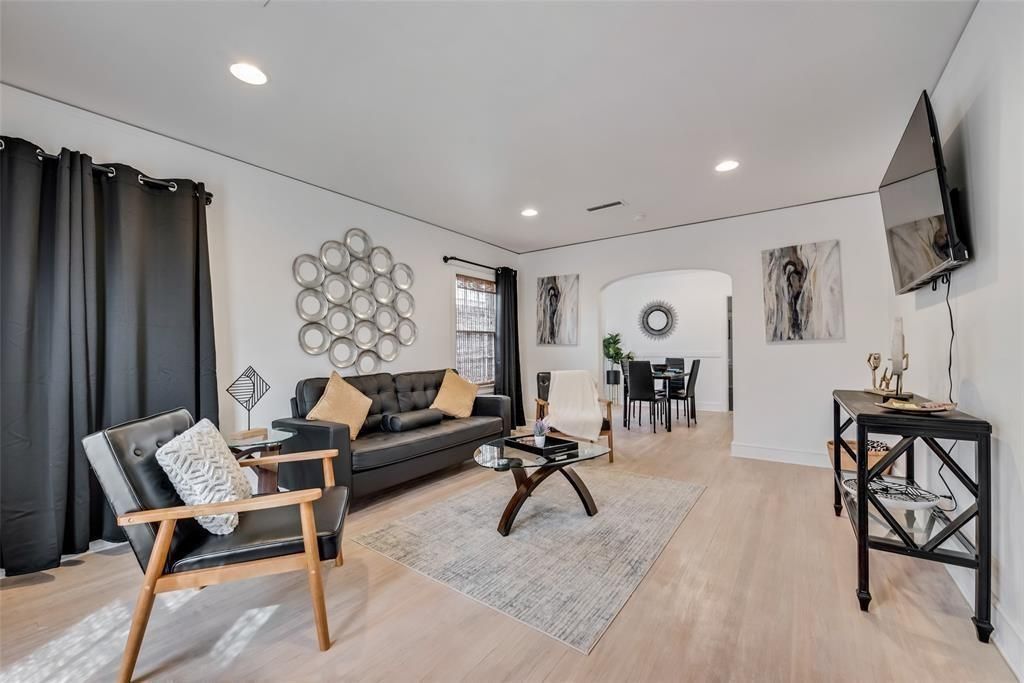 Photo of 2707 Burlington Boulevard, Dallas, TX 75211 (MLS # 21182975)