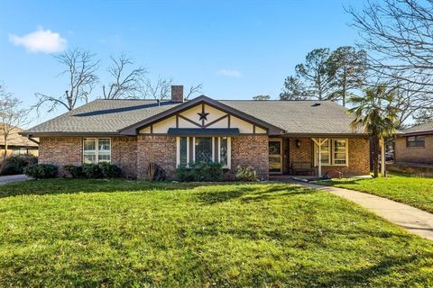Photo of 2206 Oak Forest Court, Arlington, TX 76012 (MLS # 21180164)