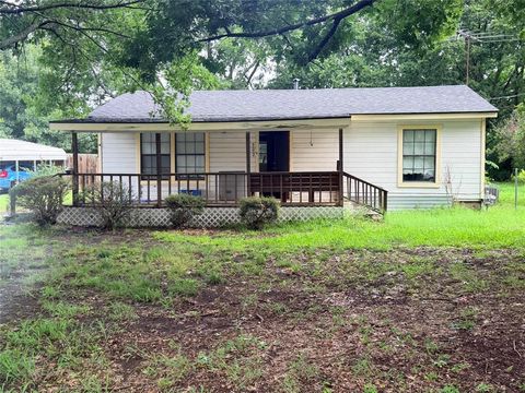 Photo of 302 W Lamm Street, Blue Ridge, TX 75424 (MLS # 21308203)