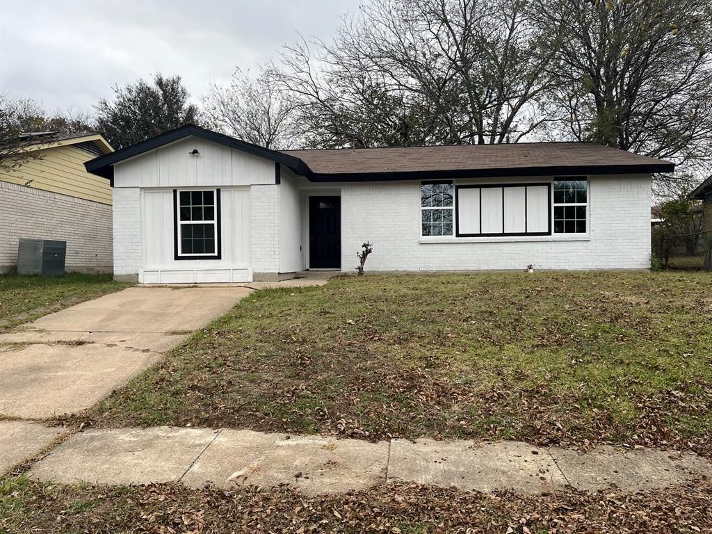 Photo of 3771 Stagecoach Trail, Dallas, TX 75241 (MLS # 21127404)