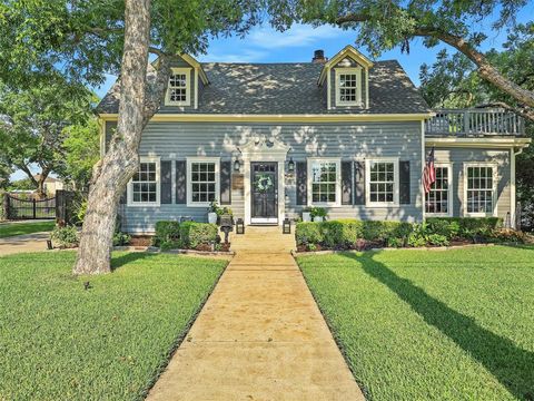 527 S Dooley Street Grapevine TX 76051