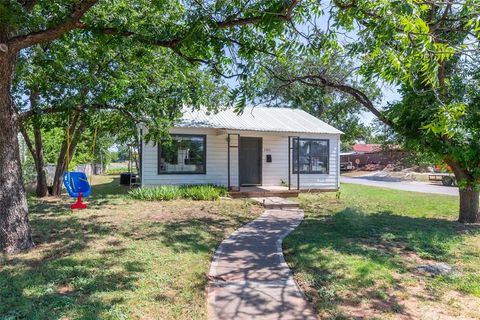 Photo of 2302 N 18th Street, Abilene, TX 79603 (MLS # 21312735)