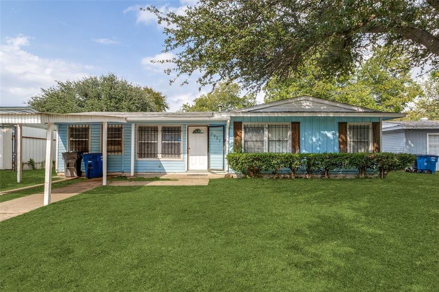 Please see showing instructions before contacting agent. Handy Man Special. Home being sold as is. Utilities are off and will need to be turned on by buyer at buyers expense for inspections.