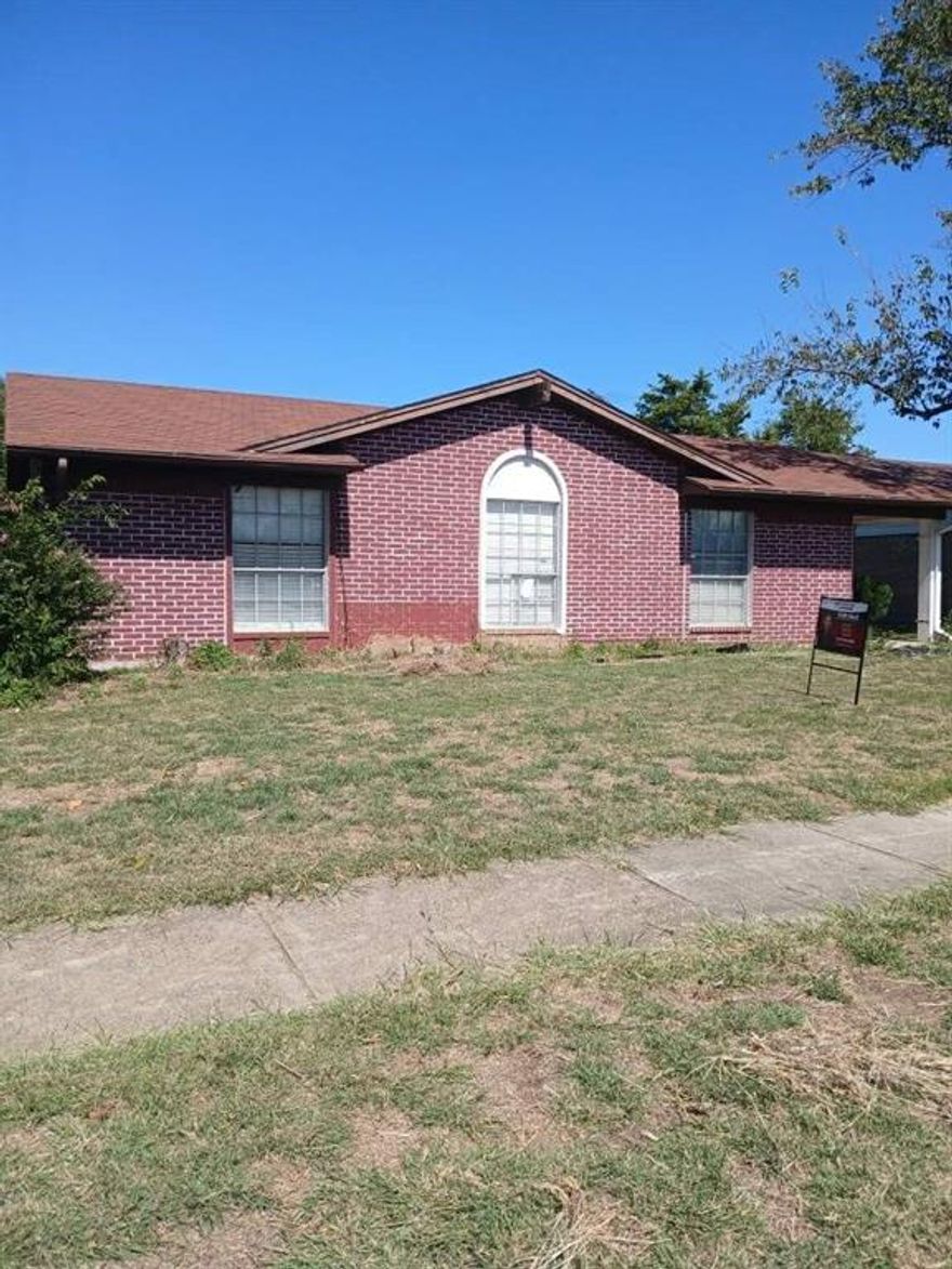 single story house close to Elementary school , convenient to I 635 Freeway, No HOA, 
3 bedrooms with 2 bathrooms, nice big back yard and garage driveway is spacious.