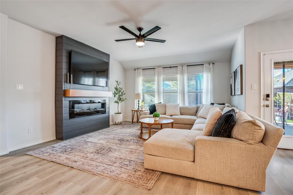 1013 Azure Lane