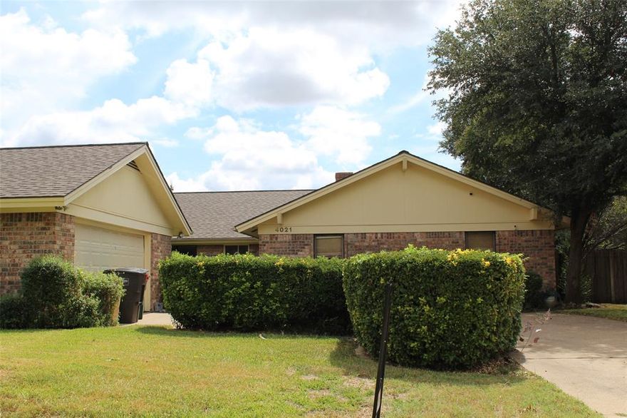 This is a very nice 5+ bedroom home located in an established neighborhood. The street is lined with mature trees and the area is very quiet. The home is located on a green belt with large bushes along the back fence row. The bedrooms are all nice sized with lots of room for your furniture. There is a nice small garden area between a gate and the front door that could be used as a small sitting area. The home has a wood burning fireplace that is behond a large TV. Please be aware that there may be a small dog in the home who may try to run out when you open the door if not locked in a room.