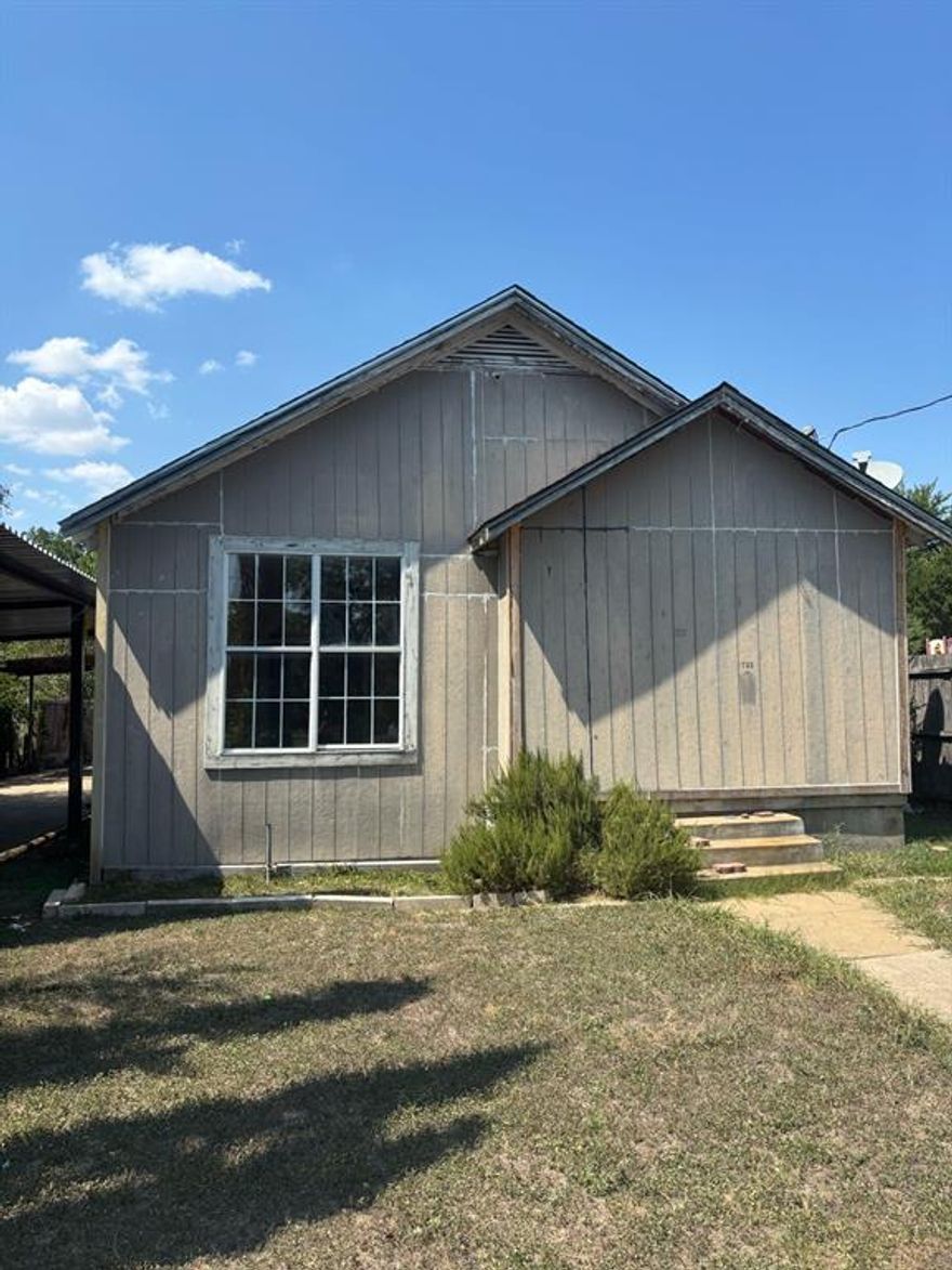 Hot Listing Alert: Motivated Seller in Oak Hill – Your Perfect Opportunity!

Welcome to 1733 East Ann Arbor, a gem in the up-and-coming Oak Hill neighborhood that’s right on the path of gentrification. This property is more than just a home, it’s a fantastic investment opportunity.

Prime Location & Connectivity:Nestled at the intersection of Ann Arbor and Lancaster, you’re just minutes from I-35 and also comfortably inside Loop 12, giving you quick access to all of Dallas’s major arteries. Plus, enjoy the convenience of the DART line running along Lancaster Road, with nearby stations like Kiest and Ledbetter making commuting a breeze.

Neighborhood Perks: You’re down the street from the VA North Texas Health Care System, a CVS for all your essentials, and even a nearby fire station for added peace of mind.

Spacious & Unique Features: This 5-bedroom, 2-bath home offers not only ample living space but also two covered metal-roof carports. The lot is a hidden treasure. While the front shows about 0.15 of an acre, the back expands into a T-shaped 0.37 acre space, giving you a total of about 0.52 acres, plenty of room for additional storage!

Act Fast! This is a rare find in a transitioning neighborhood, offering both residential charm and commercial convenience. Don’t miss out! Make this property yours!