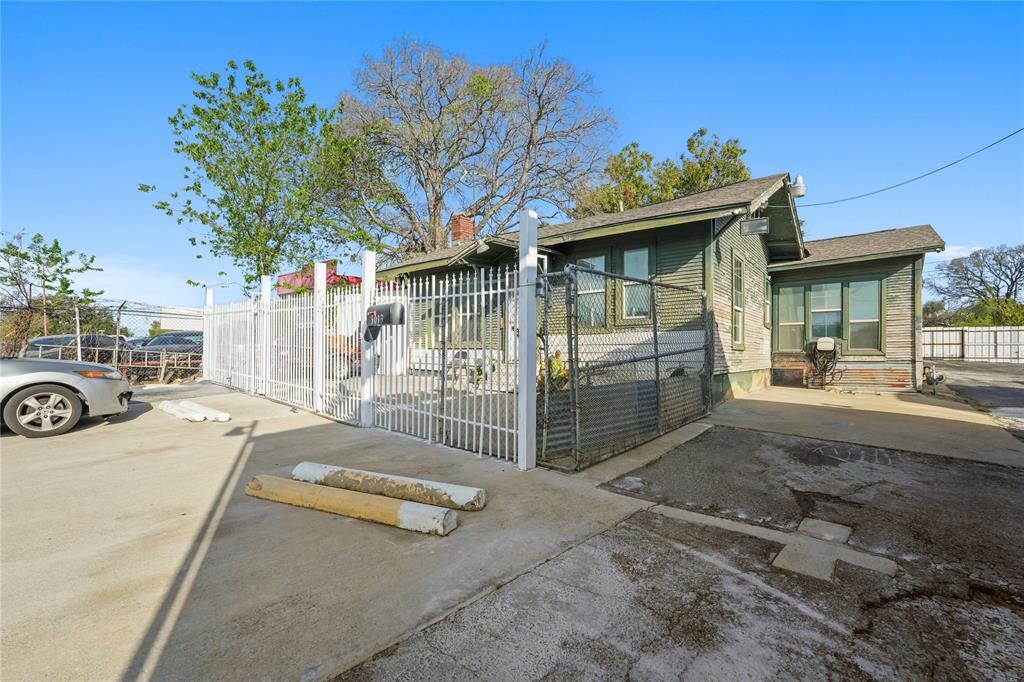 3013 E Lancaster Avenue