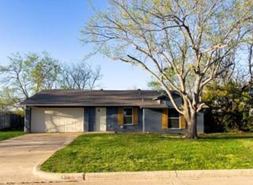 Adorable 3bd and 2bath home has been updated, painting flooring, kitchen has granite, bathrooms tile surrounds, roof few yrs old, insulation brought up to R30, hvac system inside and out only few yrs old, electric panel has been updated.  Home is only a few blocks from city park.  Home is move in ready.