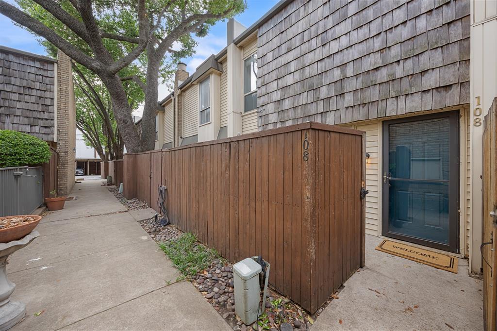 2710 Douglas Avenue 108