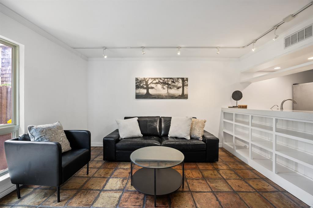 2710 Douglas Avenue 108