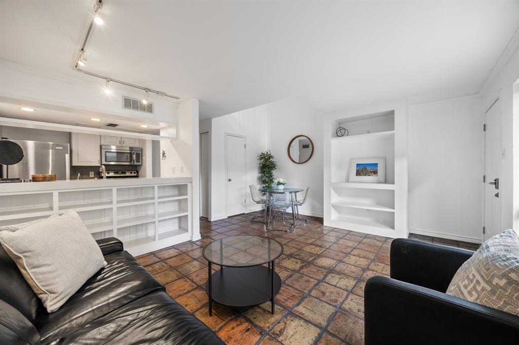 2710 Douglas Avenue 108