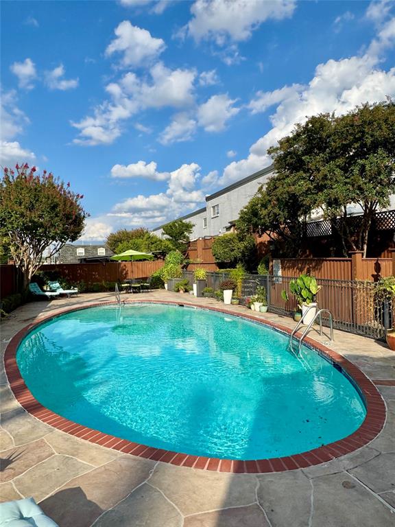 Royal Knoll Condos - Residential