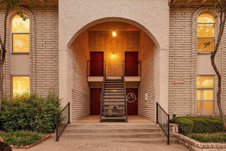 FHA Approved!! Fantastic one bedroom one bath condo in Far North Dallas! Conveniently located off of Preston Road north of Arapaho. 
Large living room, separate dining area adjacent to kitchen. Front and back balconies. Steps away from the Community pool and Prestonwood Country Club!  All utilities are included in HOA fee. Assigned parking.