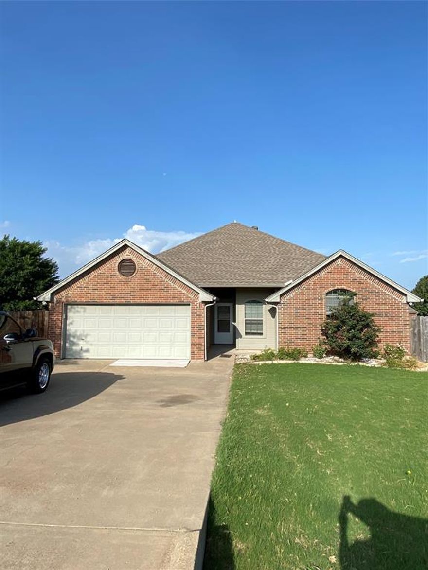 Nice 3 bedroom 2 bath in Meander Estates - Fort Worth side. Separate utility room. Double vanity in Master Bath. New Carpet. New paint. Extra large backyard.