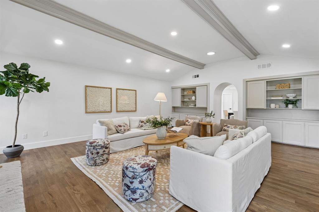 1120 Stratford Drive