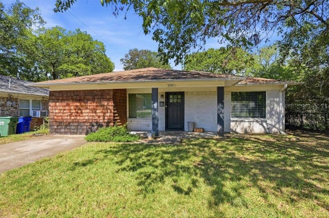 Photo of 109 Grayson Street, Whitesboro, TX 76273 (MLS # 21411640)
