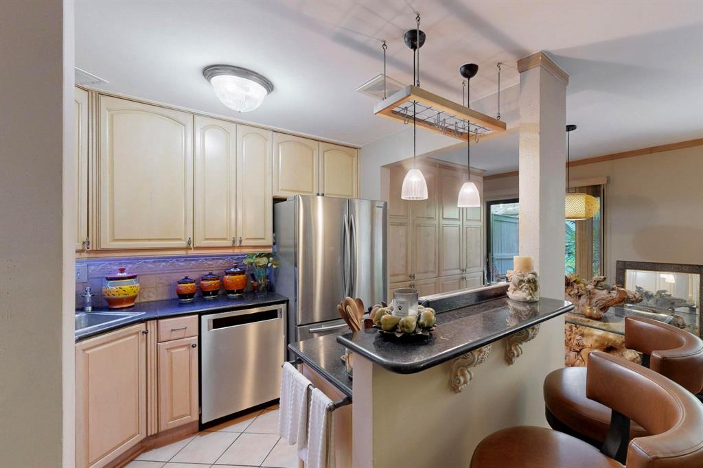 4112 Bowser Avenue 105