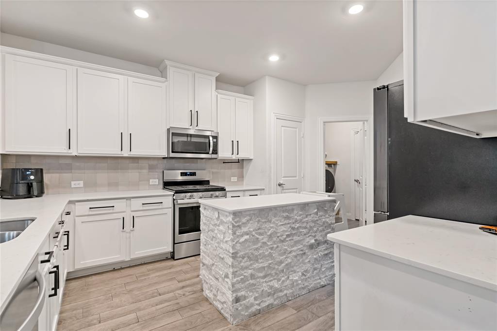 Aubrey, Texas 76227, United States, 4 Bedrooms Bedrooms, ,3 BathroomsBathrooms,Residential,Pending,26002