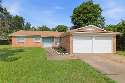 Photo of 801 Gettysburg Place, Bedford, TX 76022 (MLS # 21279200)