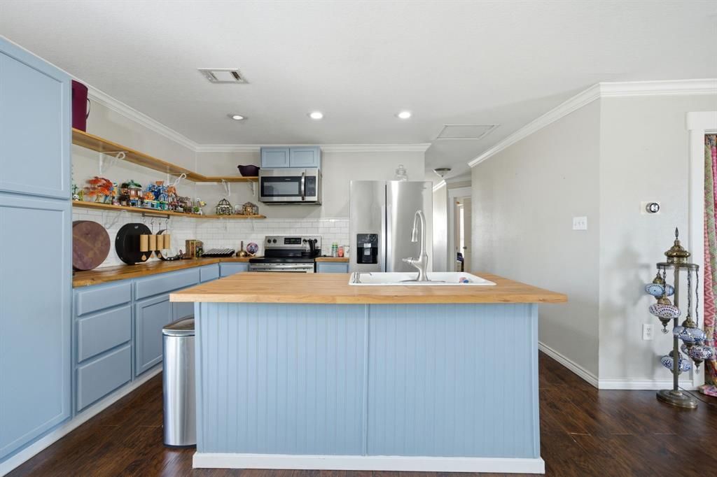 Photo of 311 Guthrie Street, Dallas, TX 75224 (MLS # 21213797)