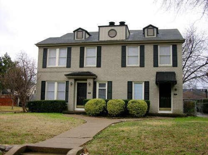 Charming 1930's Early American duplex with beautiful hardwood floors and lots of windows for abundant light. Large den leads into dining room-study or office. 2 bedrooms with lots of storage. Rear parking.

Dogs under 35 lbs. - breed restrictions - shared backyard   


Available now