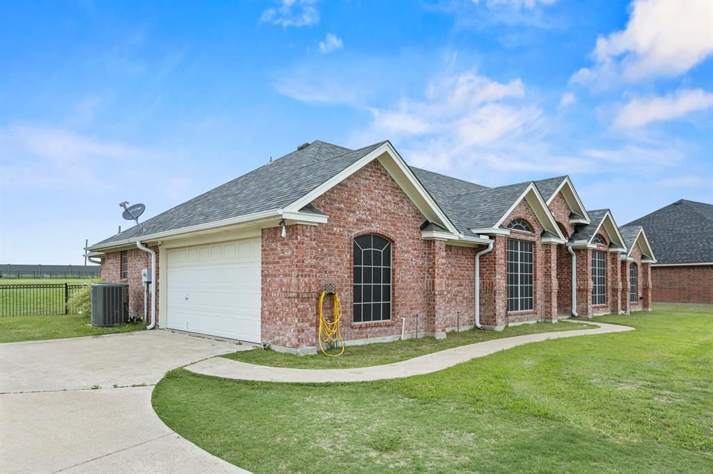 Photo of 16422 Prairie Meadow Mdw, Forney, TX 75126 (MLS # 21243901)