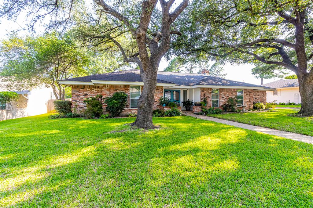 2421 Sir Guy Drive