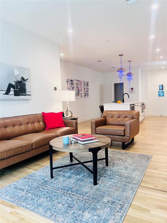 7207 Gaston Avenue 903