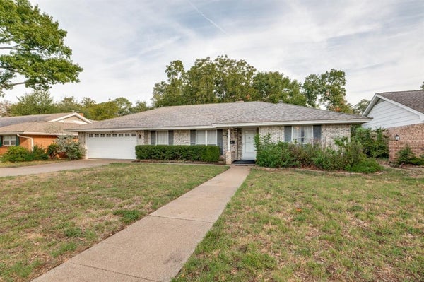 105 W LILLY LN, ARLINGTON, TX 76010 - Image b77c42f93bb94f0d63d3c1d36286b4e5/2193448715